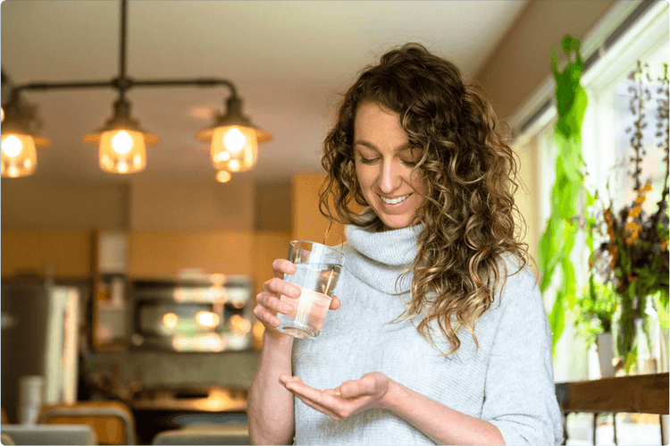 A woman takes a healthy magnesium supplement